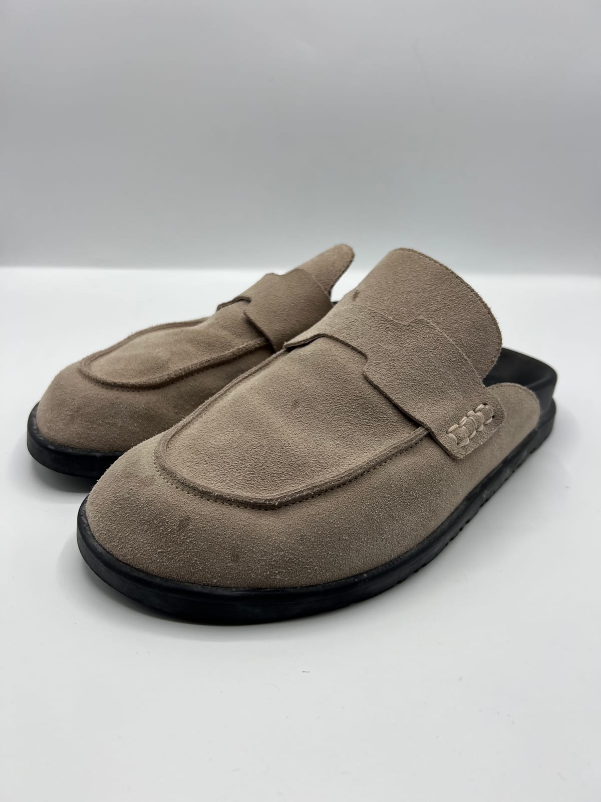 Mules Hermès Go en daim beige avant les soins dans notre atelier
