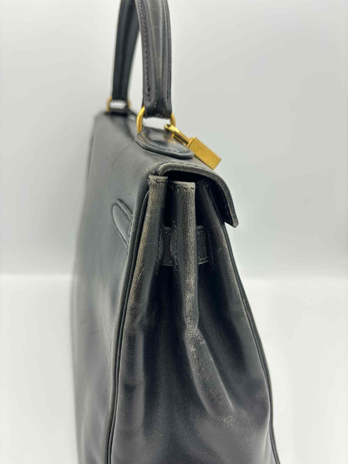 Sac Hermès Kelly en cuir noir avant sa prise en charge dans notre atelier