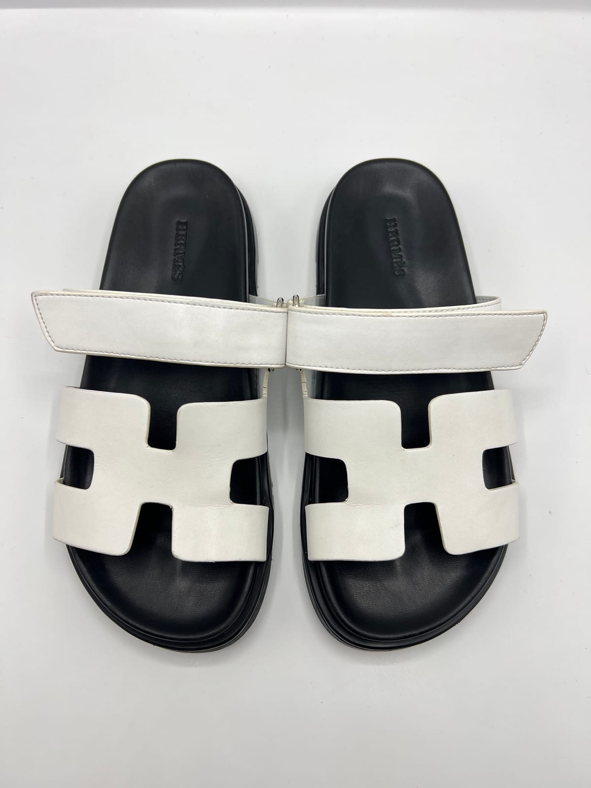 Sandales Hermès Chypre blanches après les soins dans notre atelier