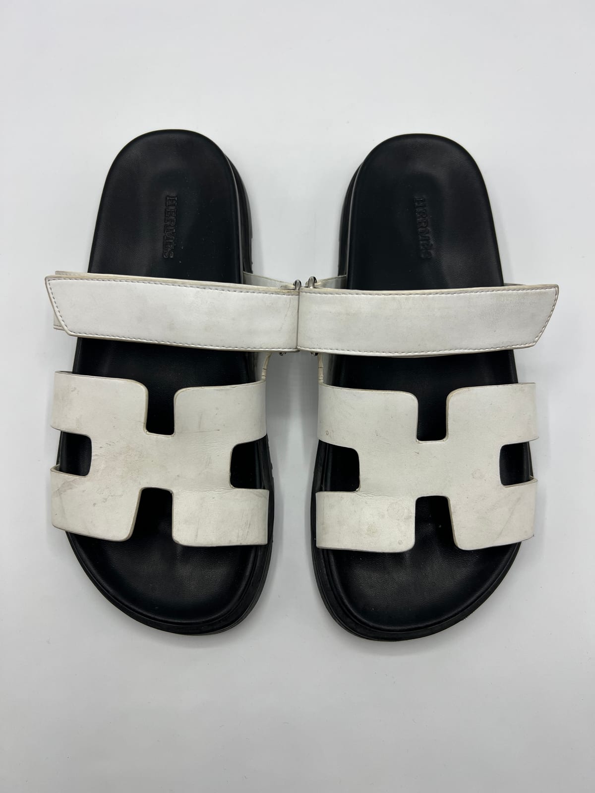 Sandales Hermès Chypre blanches avant les soins dans notre atelier