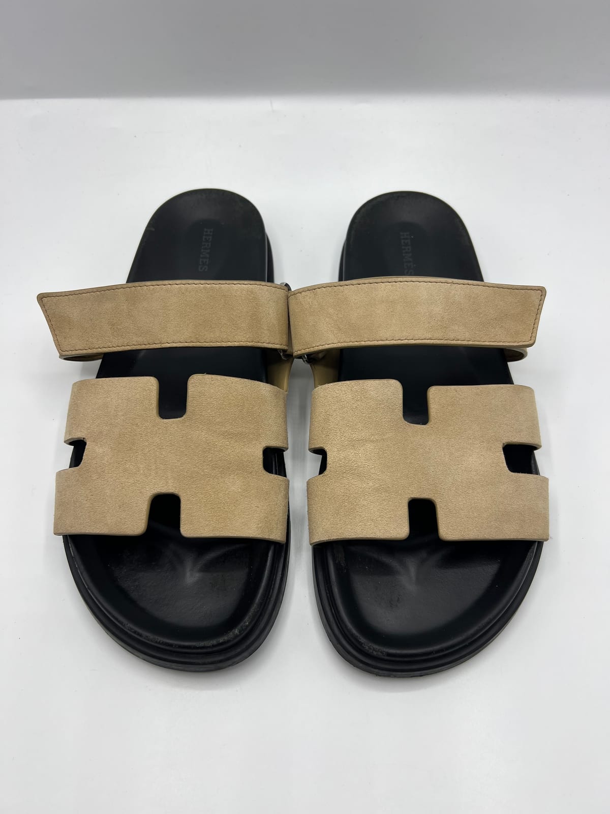 Sandales Hermès Chypre en daim camel après les soins dans notre atelier