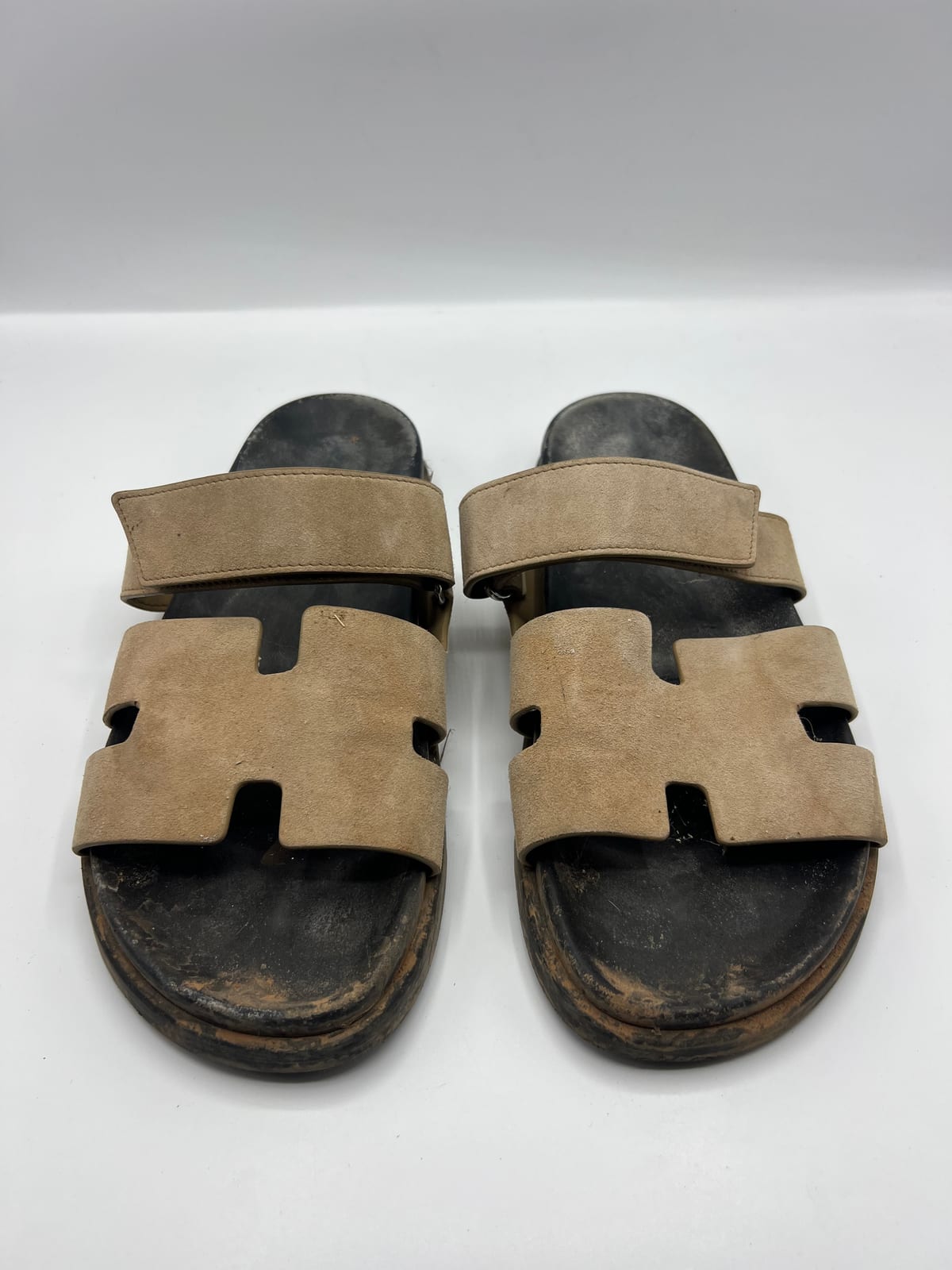 Sandales Hermès Chypre en daim camel avant les soins dans notre atelier