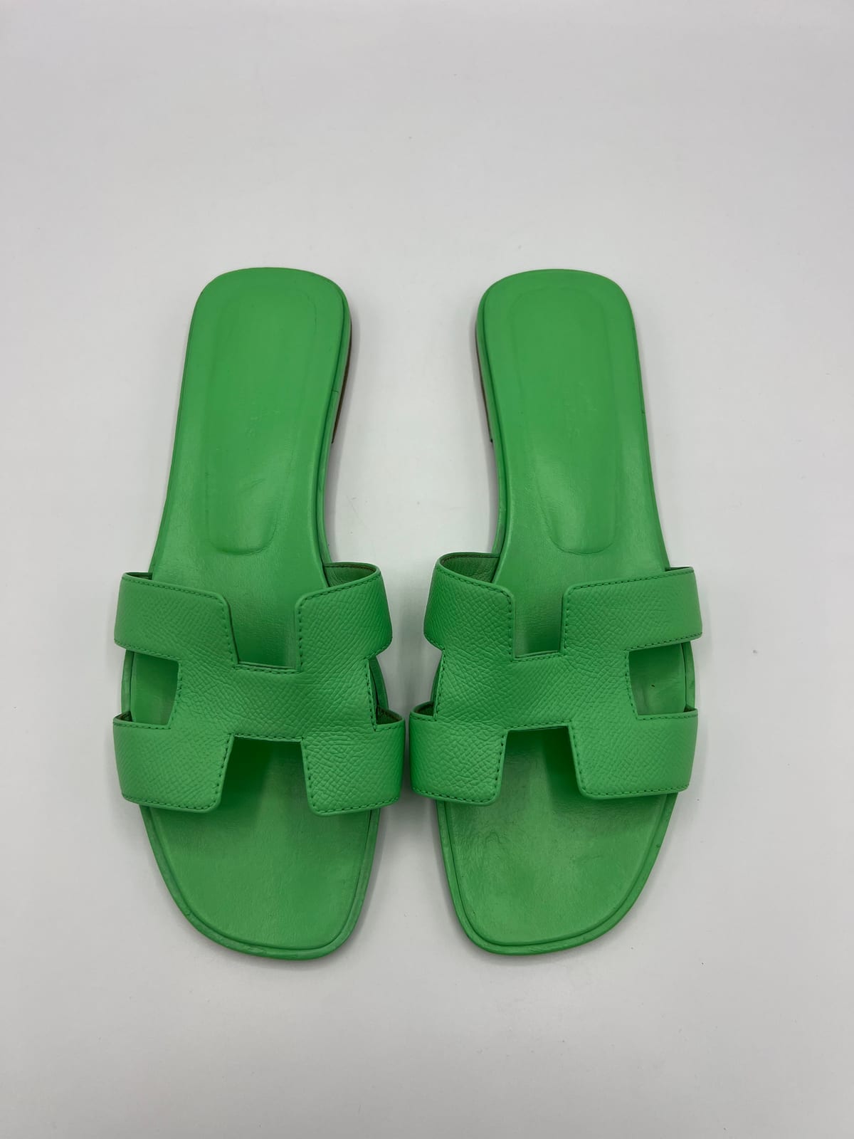 Sandales Hermès Oran vertes après les soins dans notre atelier