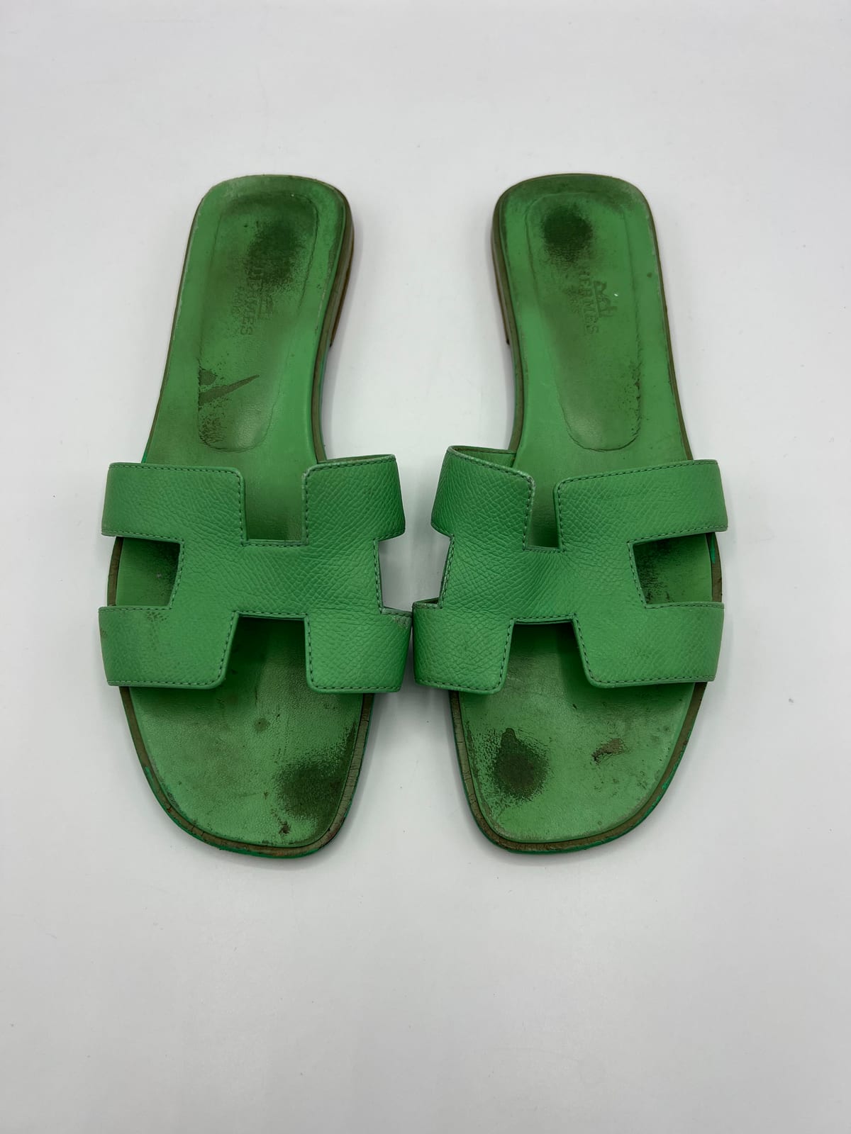 Sandales Hermès Oran vertes avant les soins dans notre atelier