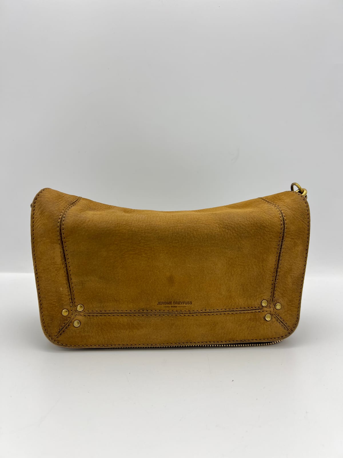 Sac Jérôme Dreyfuss en daim camel après nettoyage en atelier, avec des traces atténuées et une teinte plus homogène