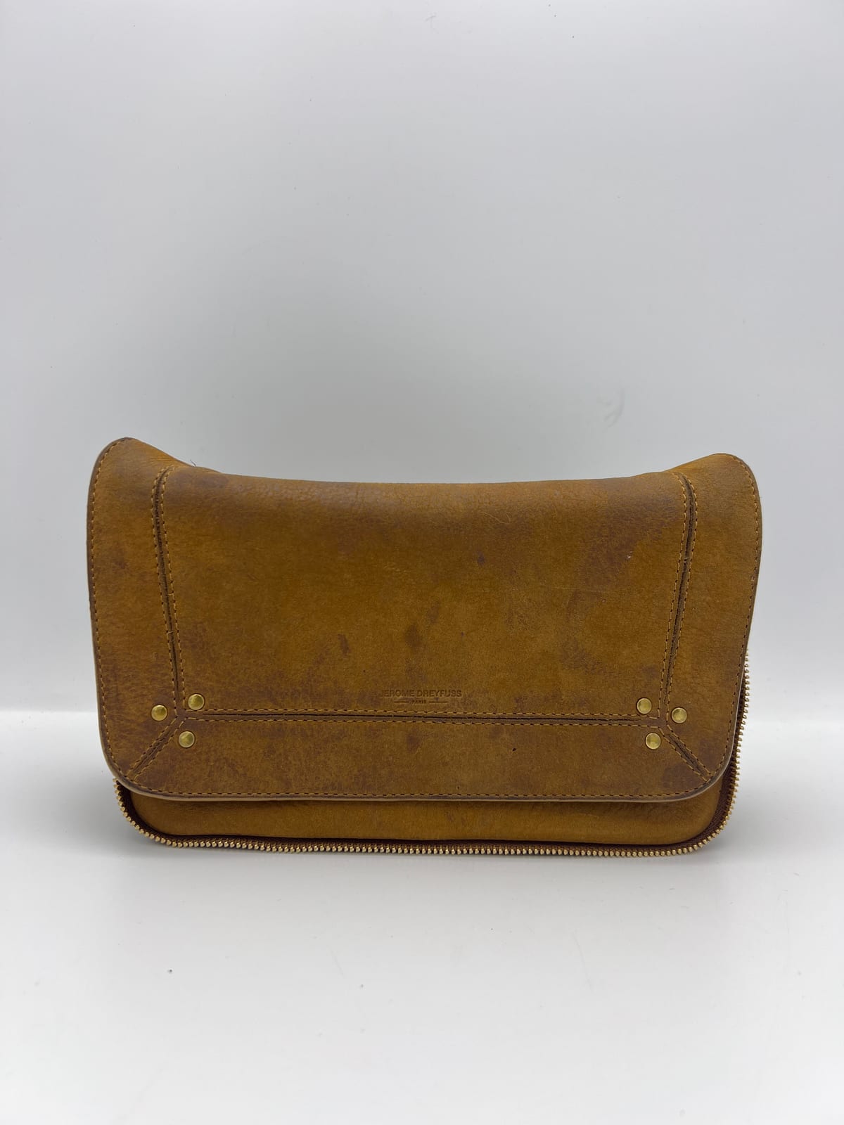 Sac Jérôme Dreyfuss en daim camel, avec des traces visibles sur le rabat avant nettoyage