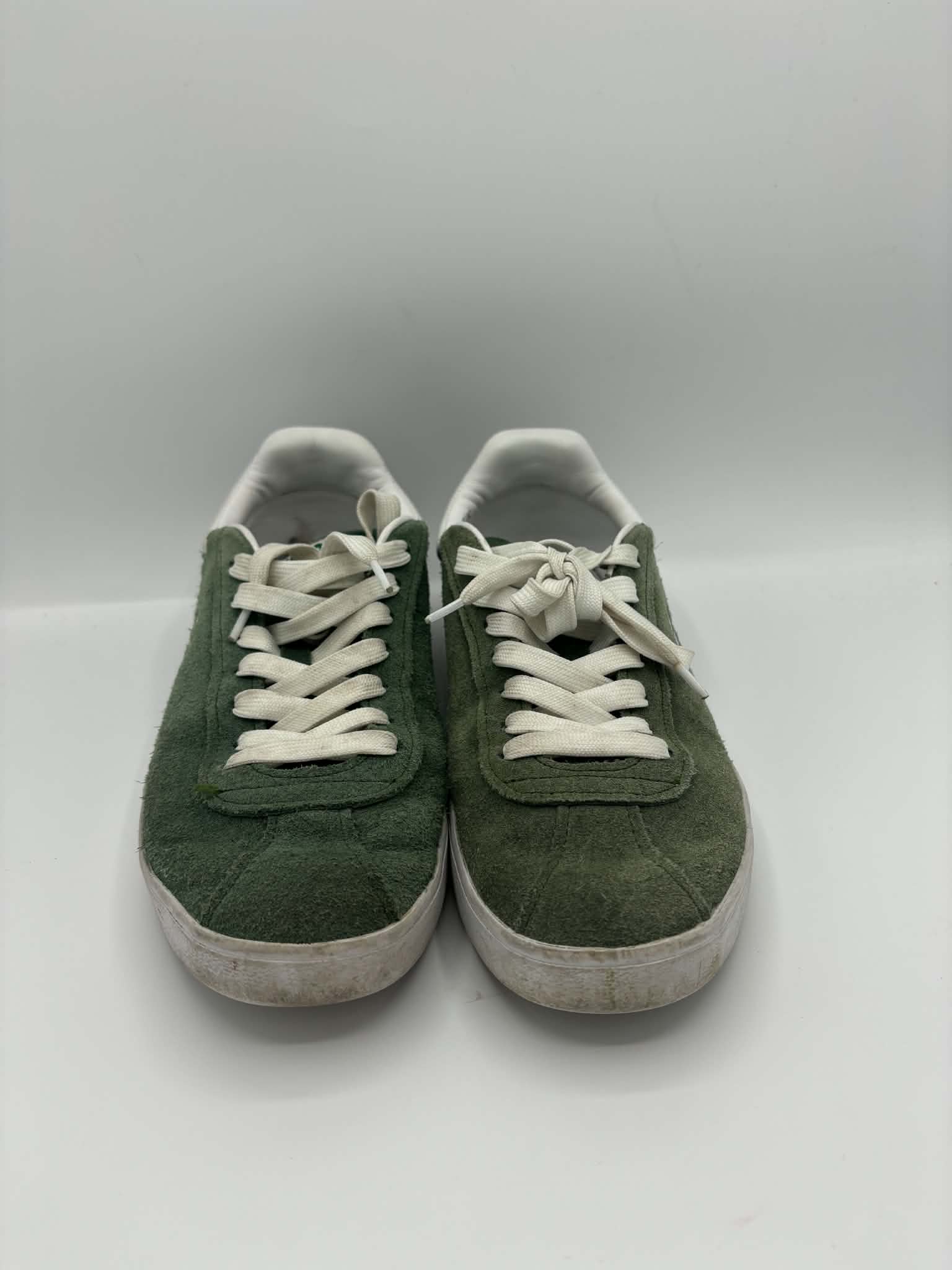 Sneakers Lacoste vertes avant les soins, avec des lacets ternis et des semelles marquées