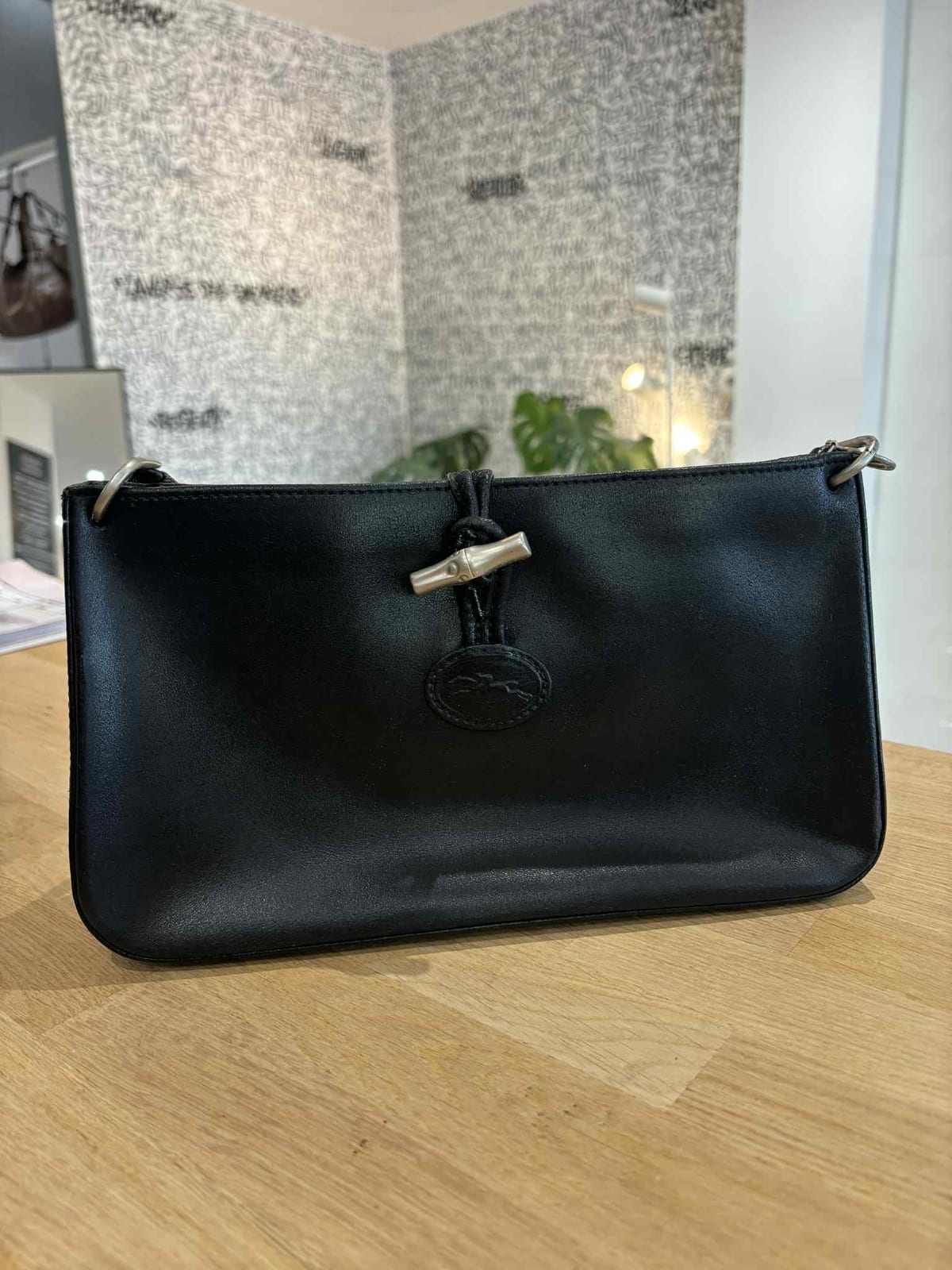 Sac Longchamp en cuir noir après les soins réalisés dans notre atelier