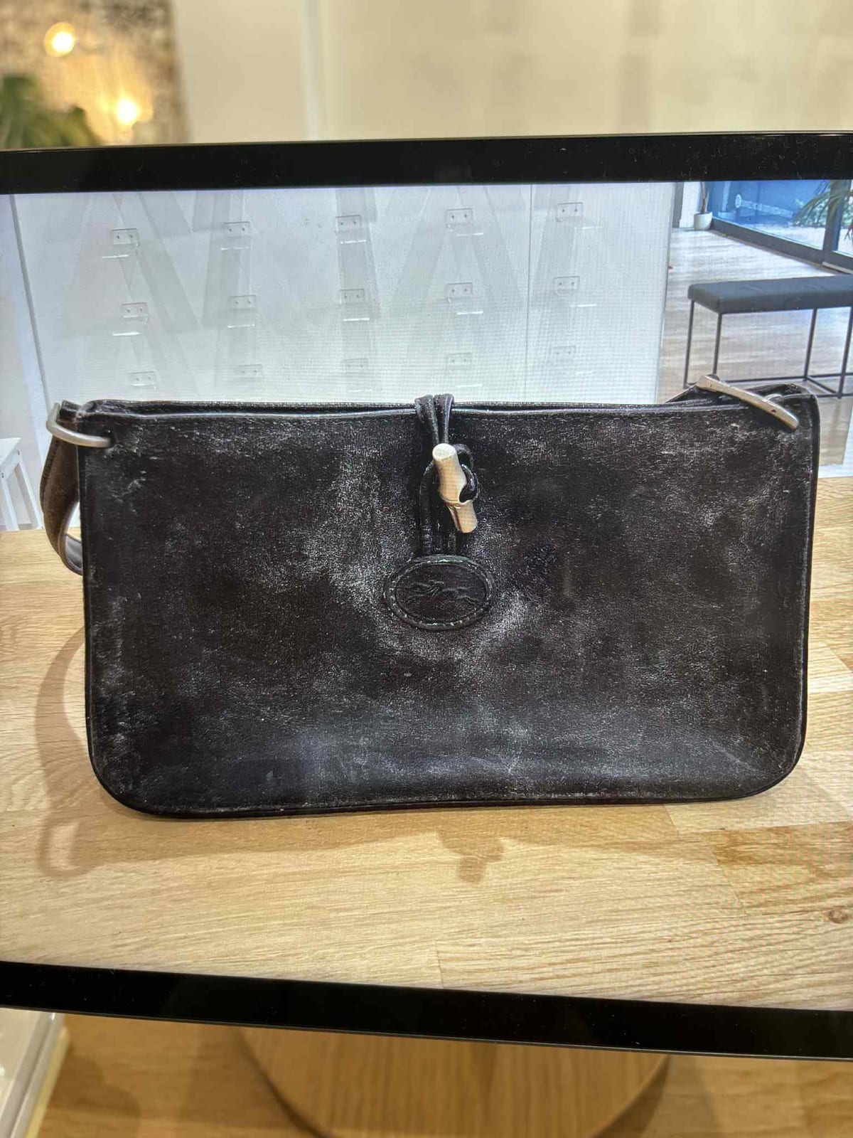 Sac Longchamp en cuir noir avant sa prise en charge dans notre atelier