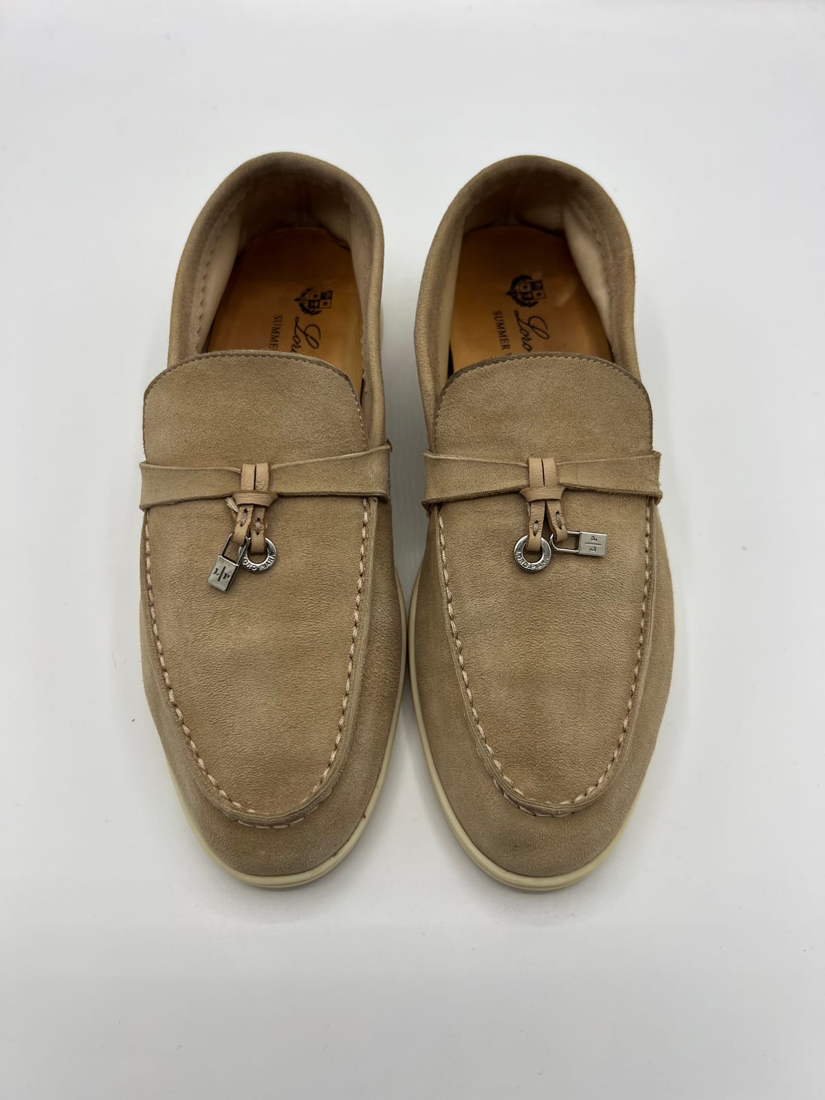 Loro Piana Summer Charms Walk en daim beige après les soins dans notre atelier