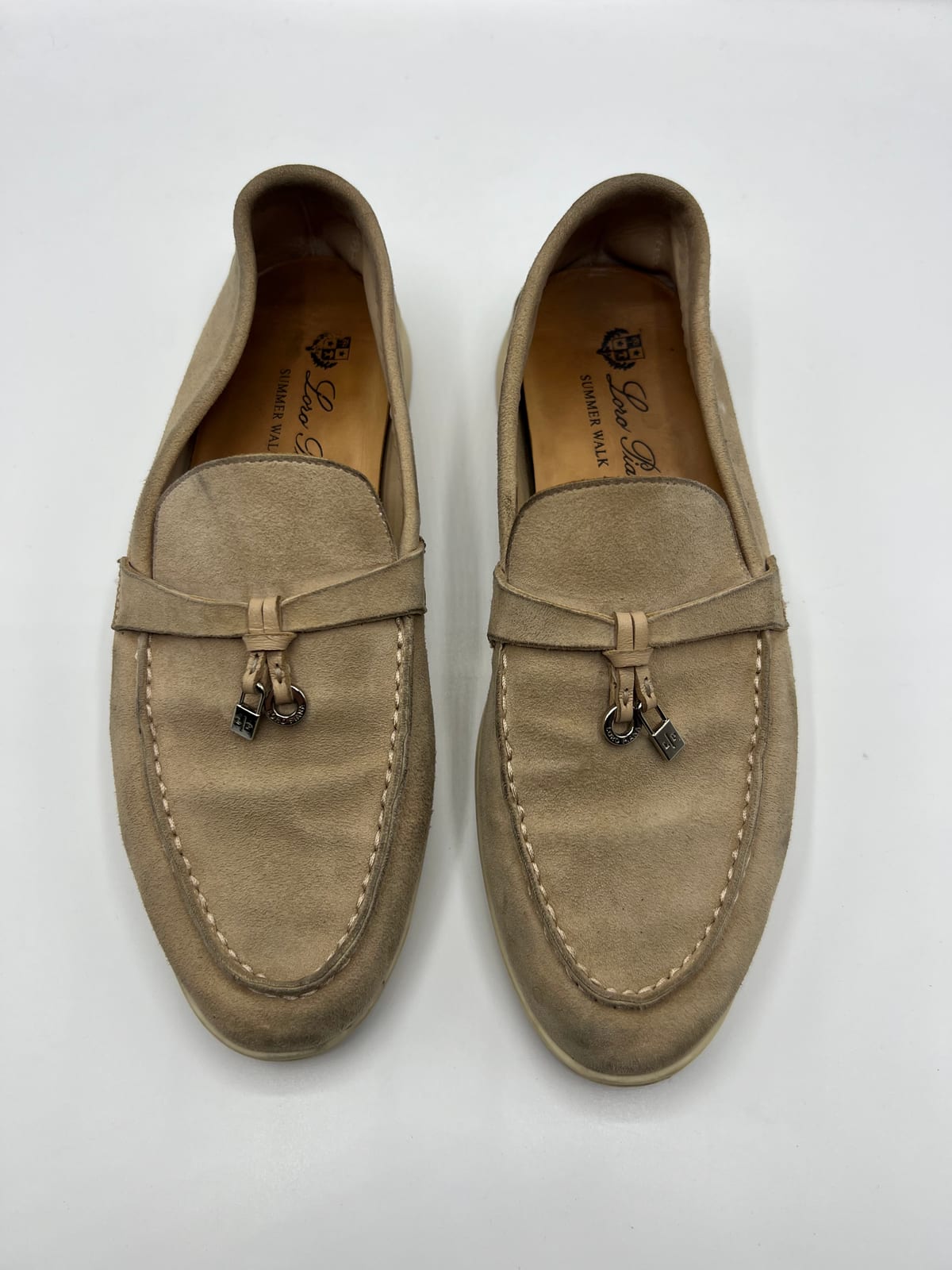 Loro Piana Summer Charms Walk en daim beige avant les soins dans notre atelier
