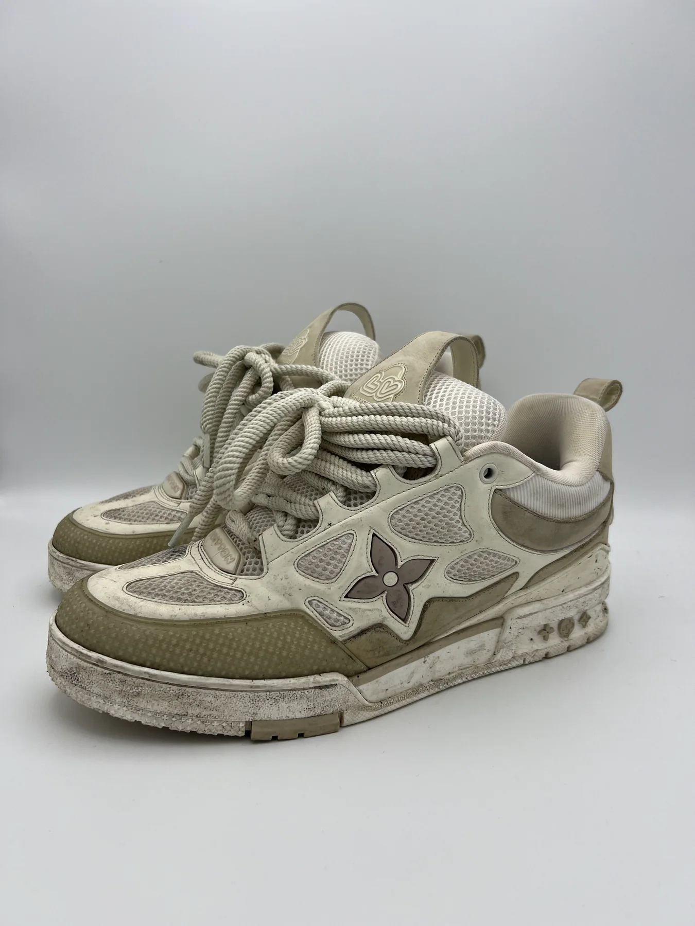 LV Skate beige avant nettoyage du mesh, du cuir et des semelles