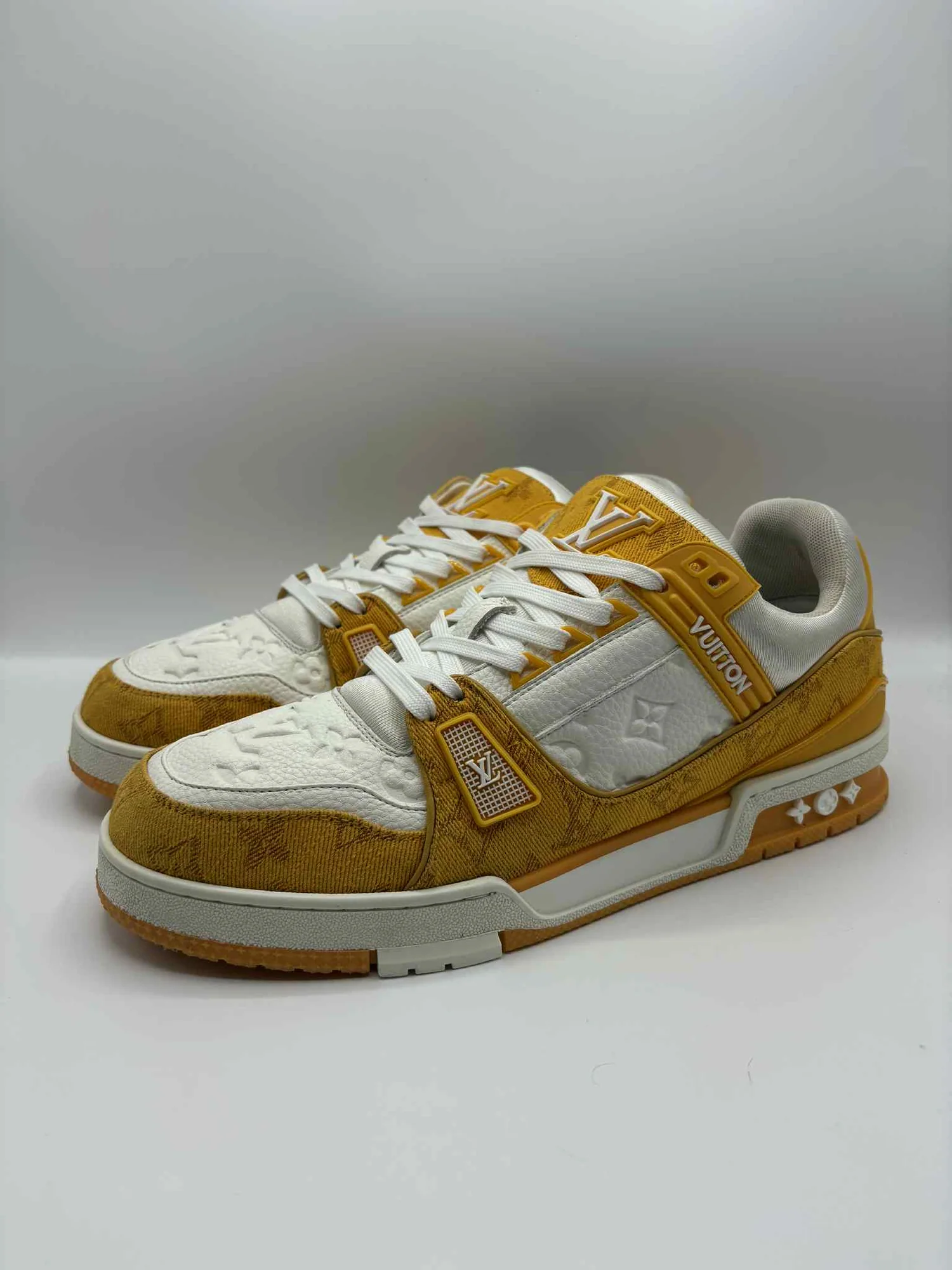 LV Trainer jaune et blanche après nettoyage et rénovation en atelier