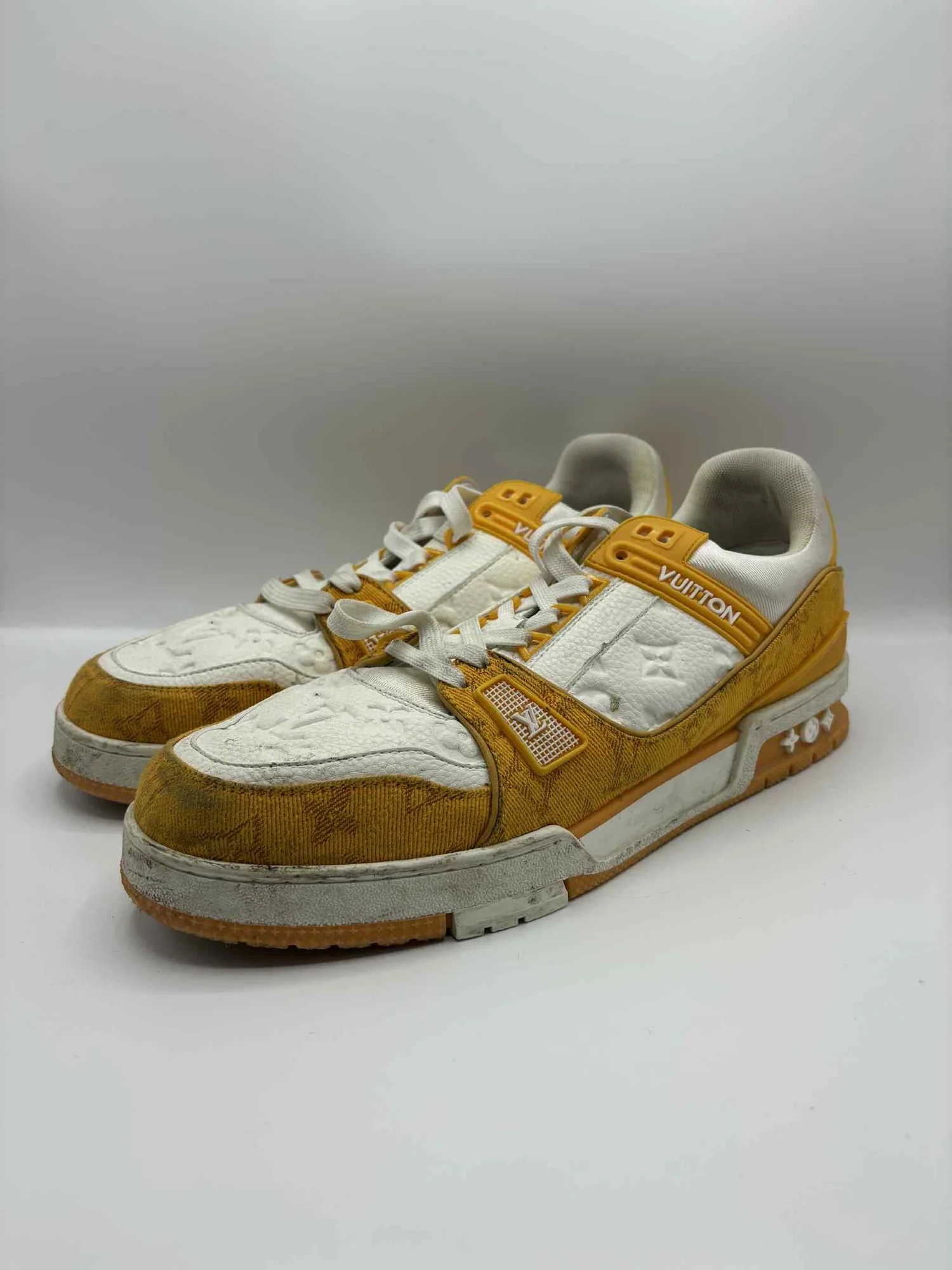 LV Trainer jaune et blanche avant nettoyage en atelier