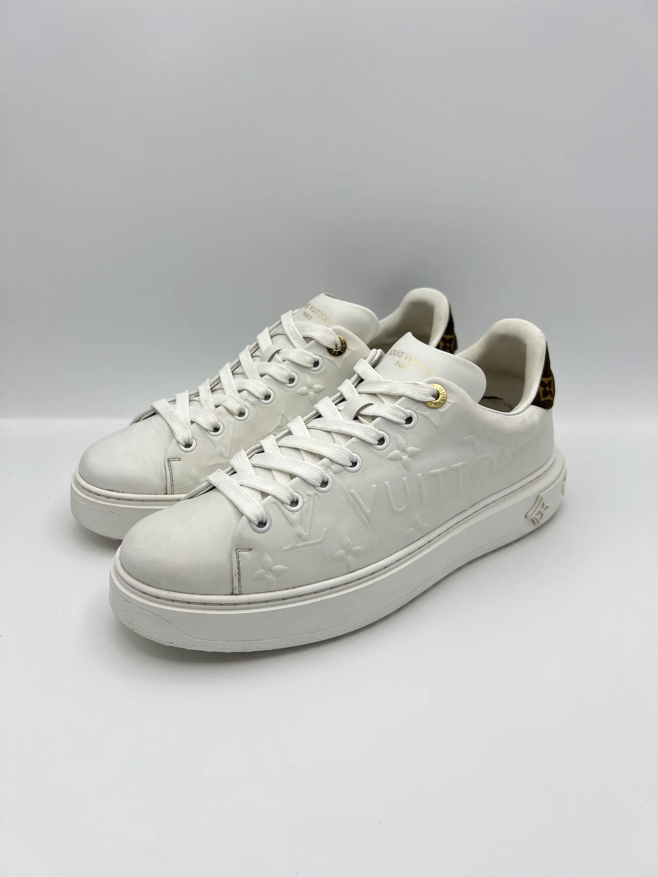 Sneakers Louis Vuitton Time Out blanches après nettoyage en atelier
