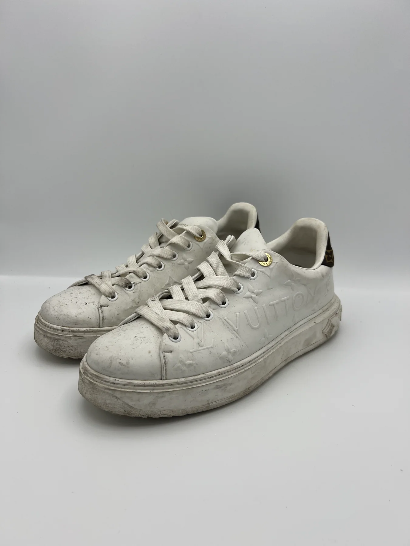Sneakers Louis Vuitton Time Out blanches avant nettoyage en atelier