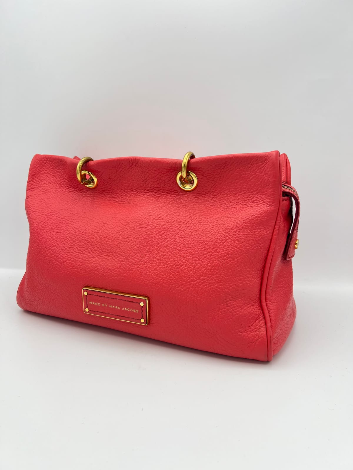Sac Marc Jacobs en cuir rouge après les soins réalisés dans notre atelier