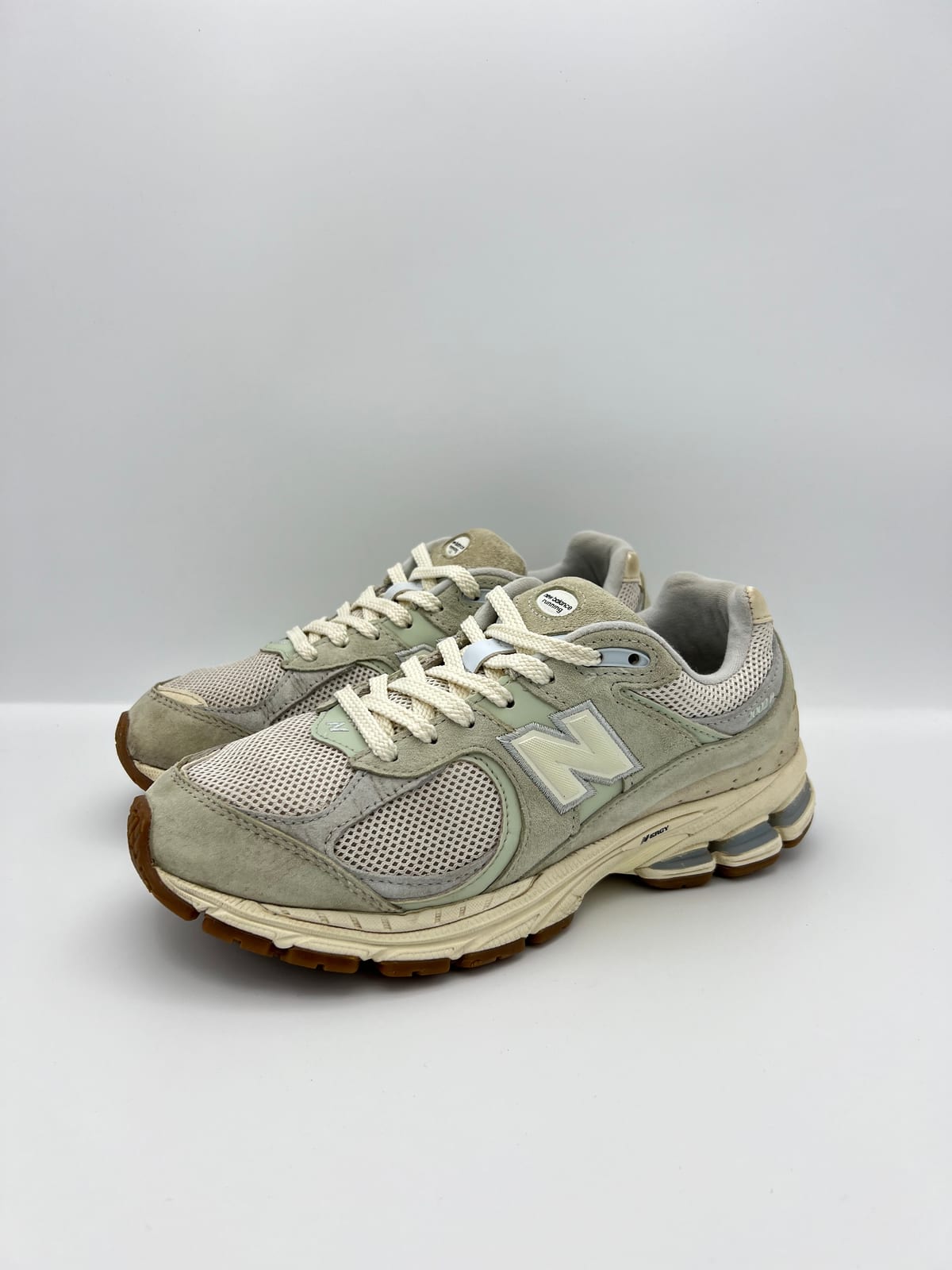 New Balance 2002R après nettoyage et rénovation dans notre atelier