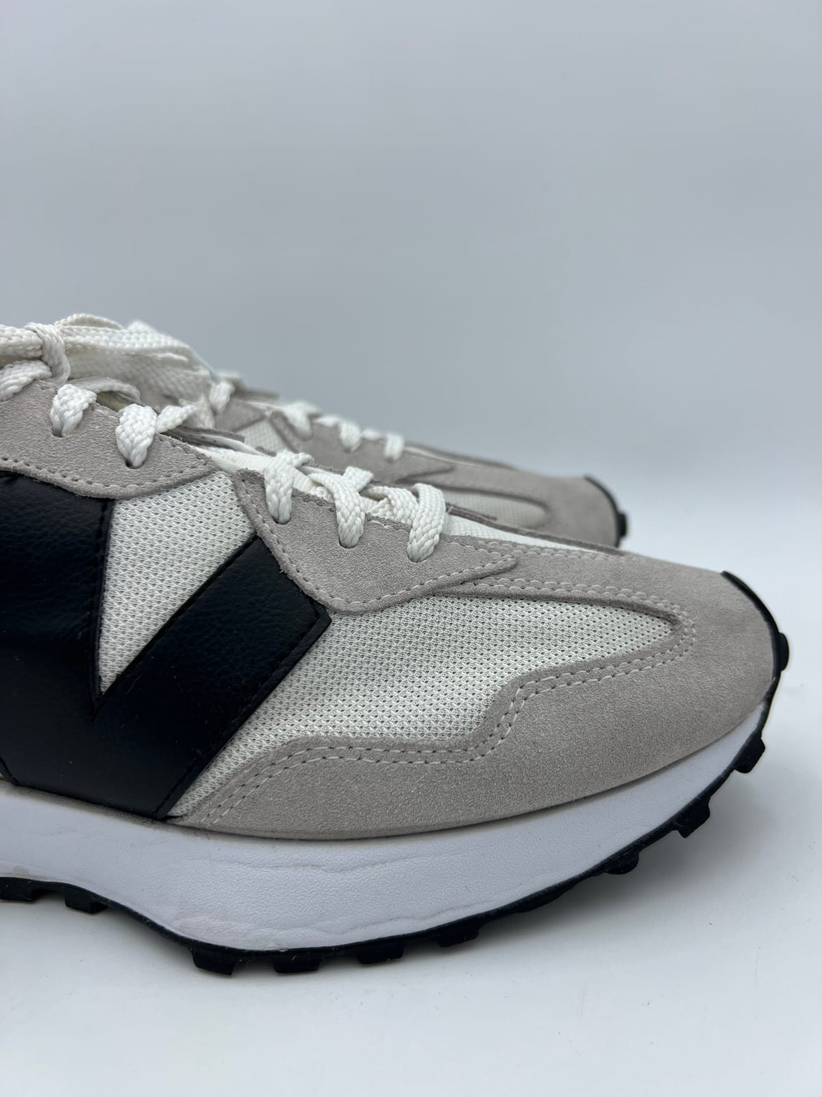 New Balance 327 après nettoyage et rénovation dans notre atelier