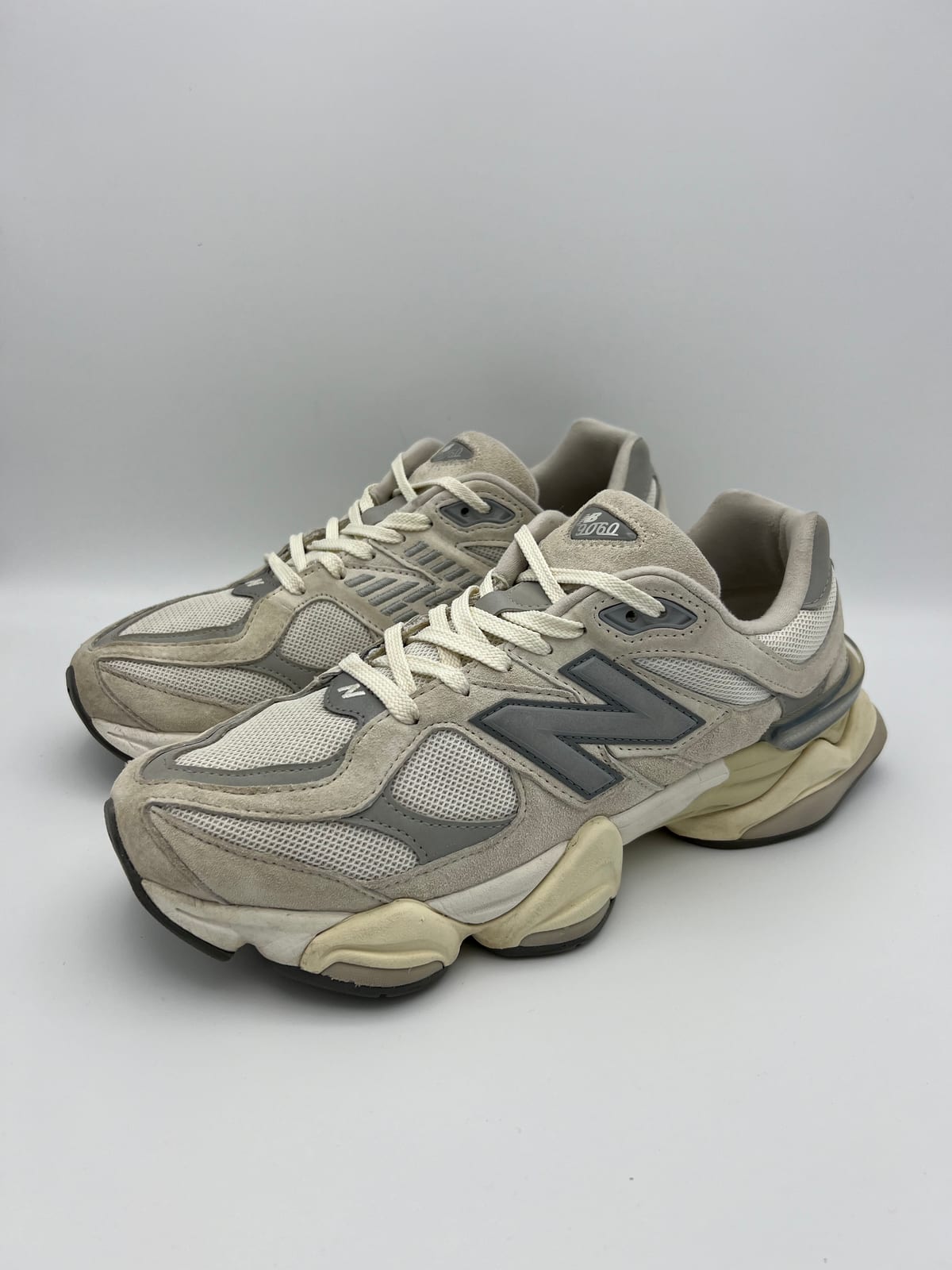 New Balance 9060 après nettoyage et rénovation dans notre atelier