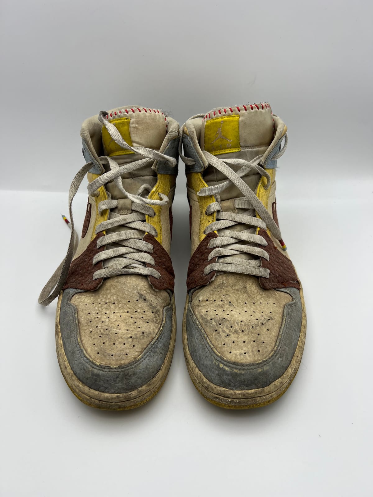 Air Jordan 1 High multicolores avant les soins dans notre atelier