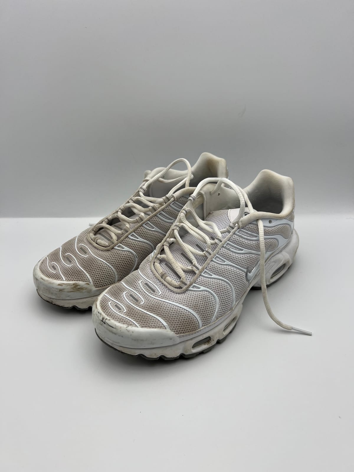 Nike Air Max Plus avant les soins dans notre atelier