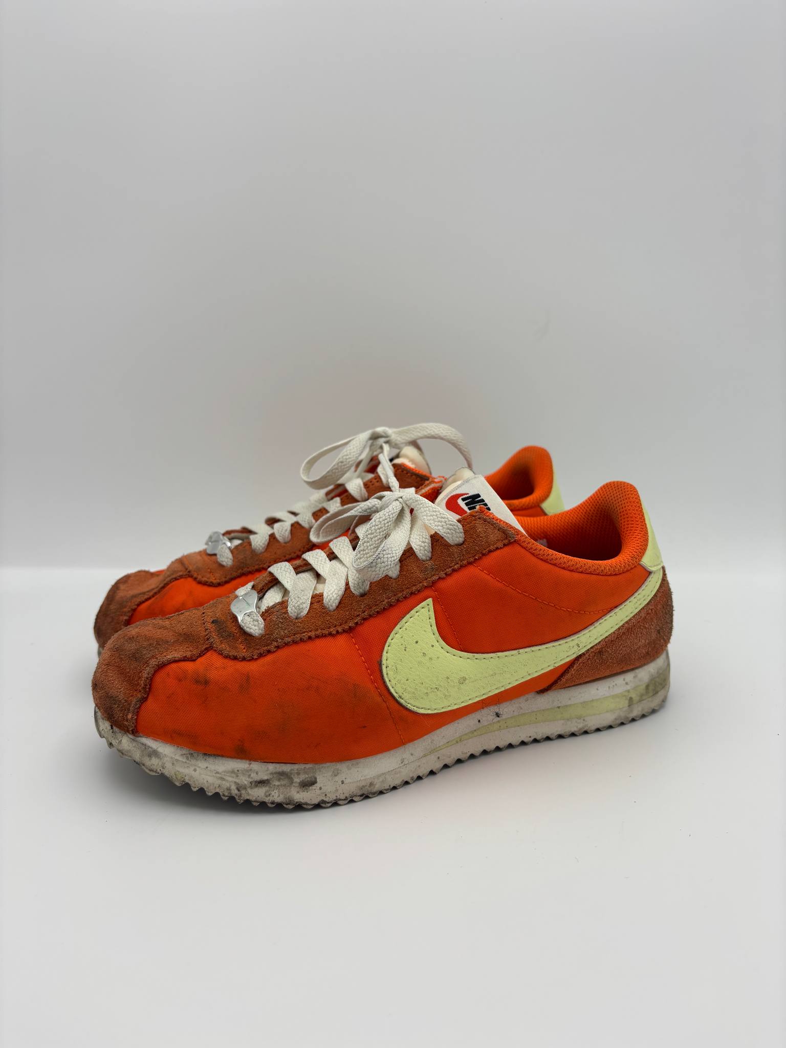 Nike Cortez orange avant les soins dans notre atelier