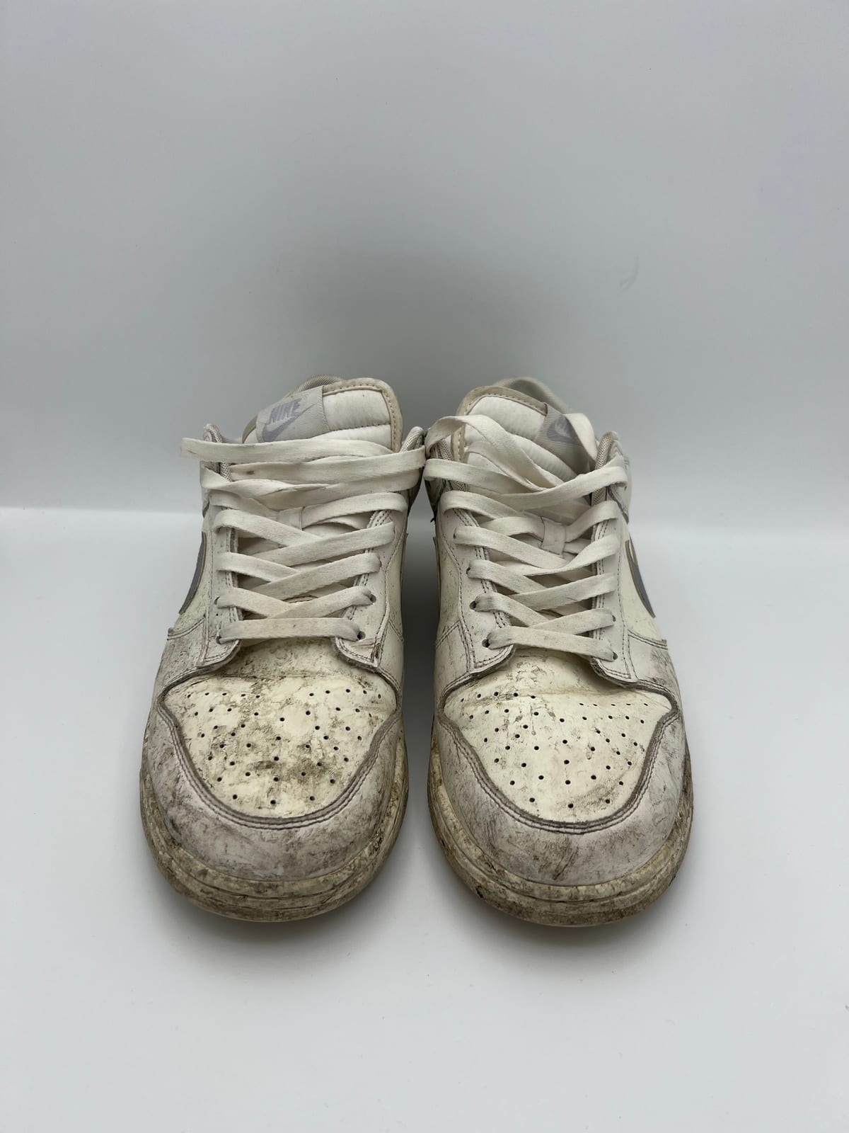 Nike Dunk Low claires avant les soins dans notre atelier