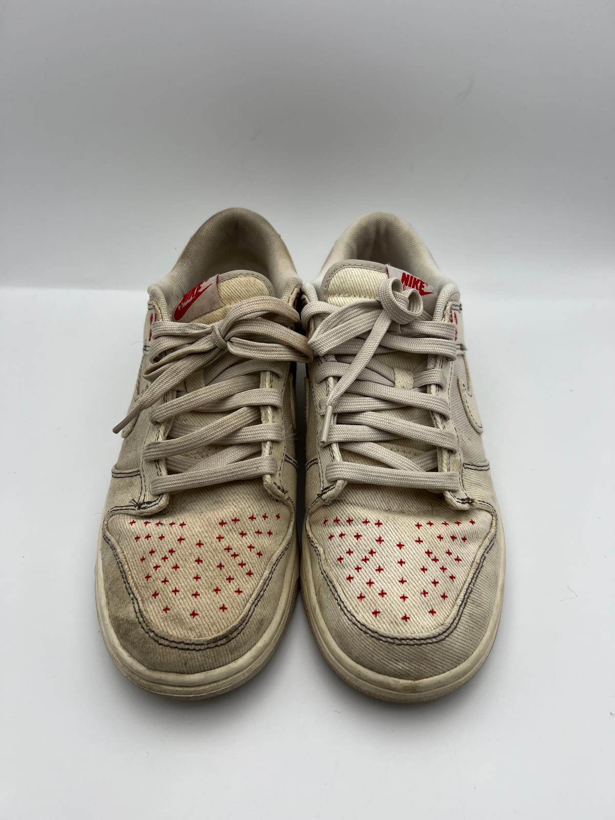 Nike Dunk à motifs rouges avant les soins dans notre atelier