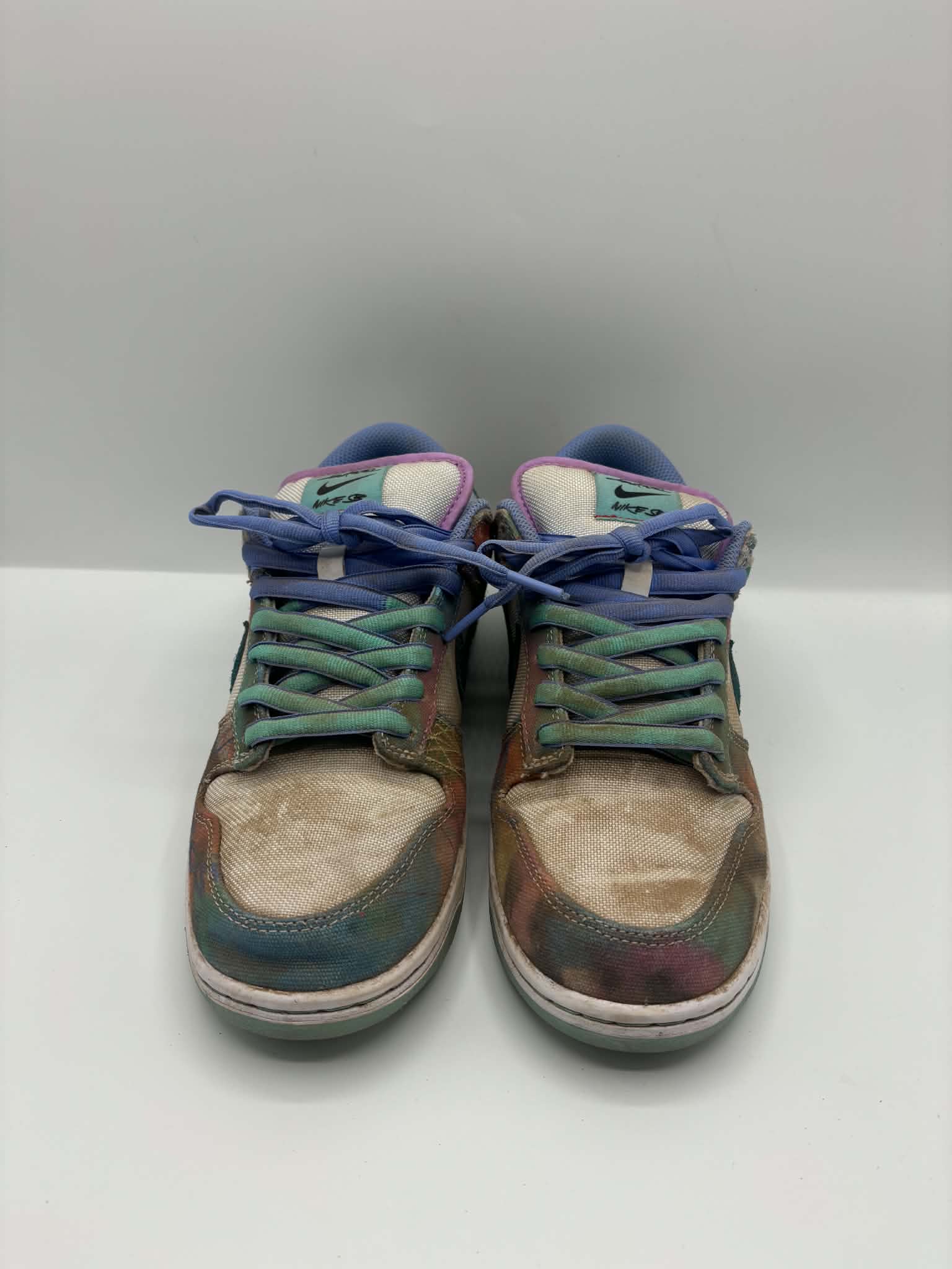 Nike Dunk multicolores avant les soins dans notre atelier