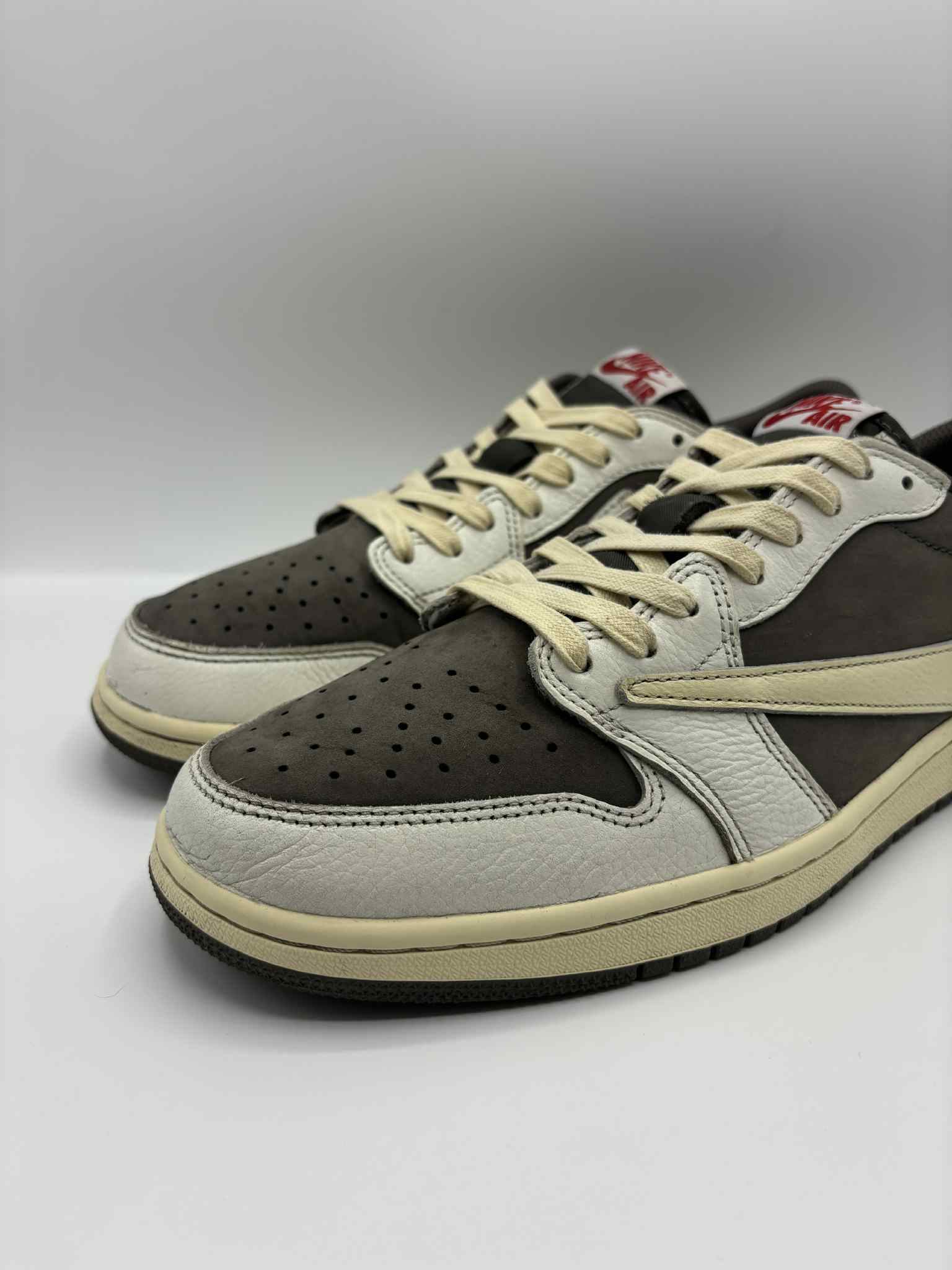 Air Jordan 1 Low marron et crème après les soins dans notre atelier