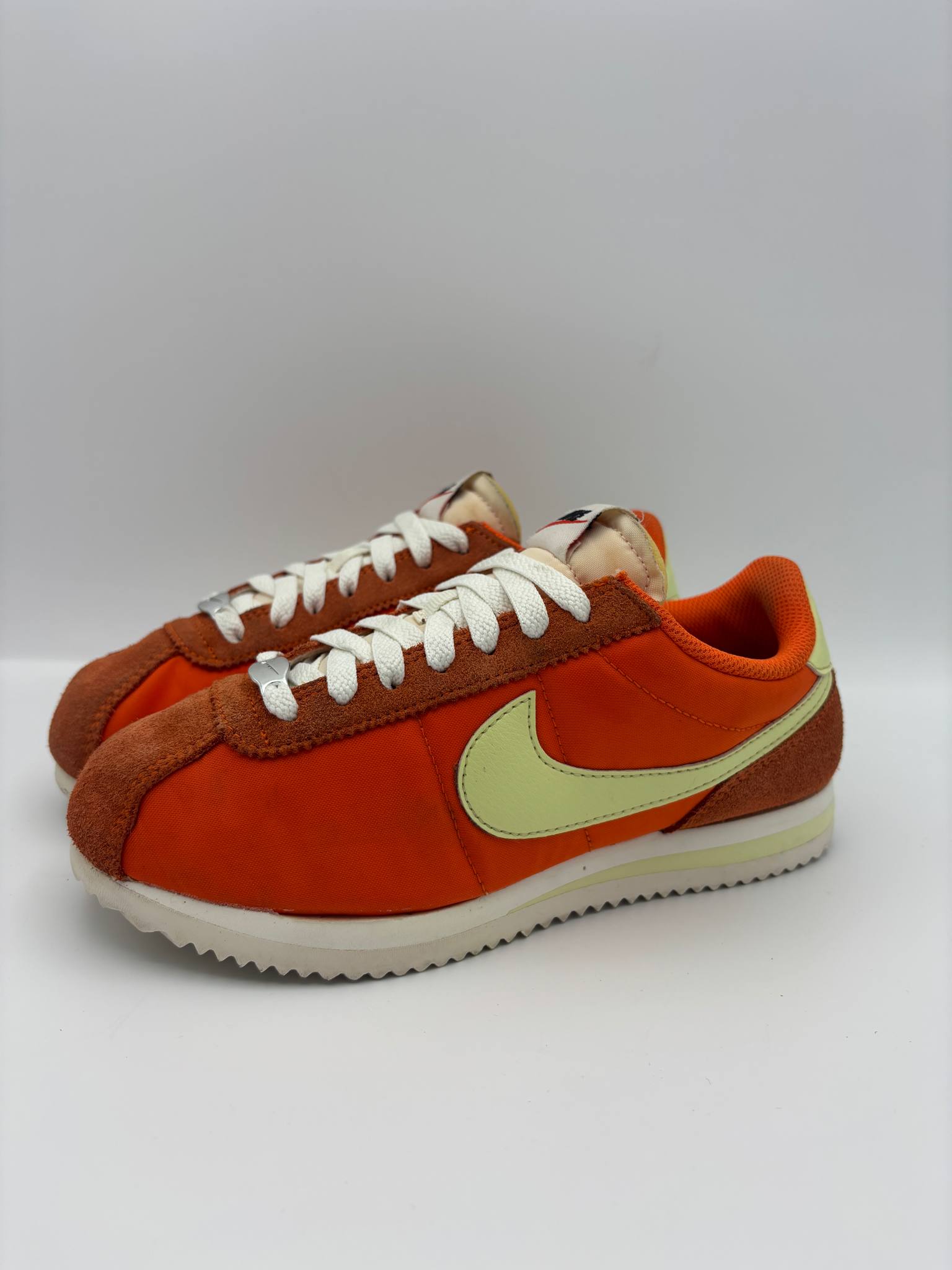 Nike Cortez orange après les soins dans notre atelier