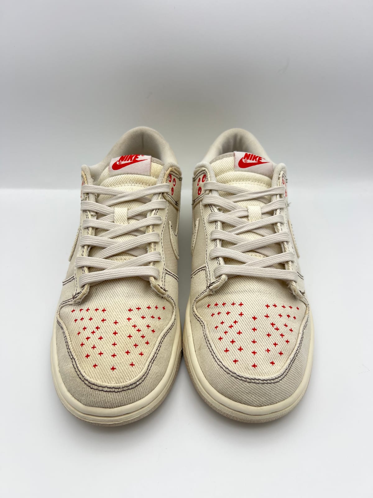 Nike Dunk à motifs rouges après les soins dans notre atelier
