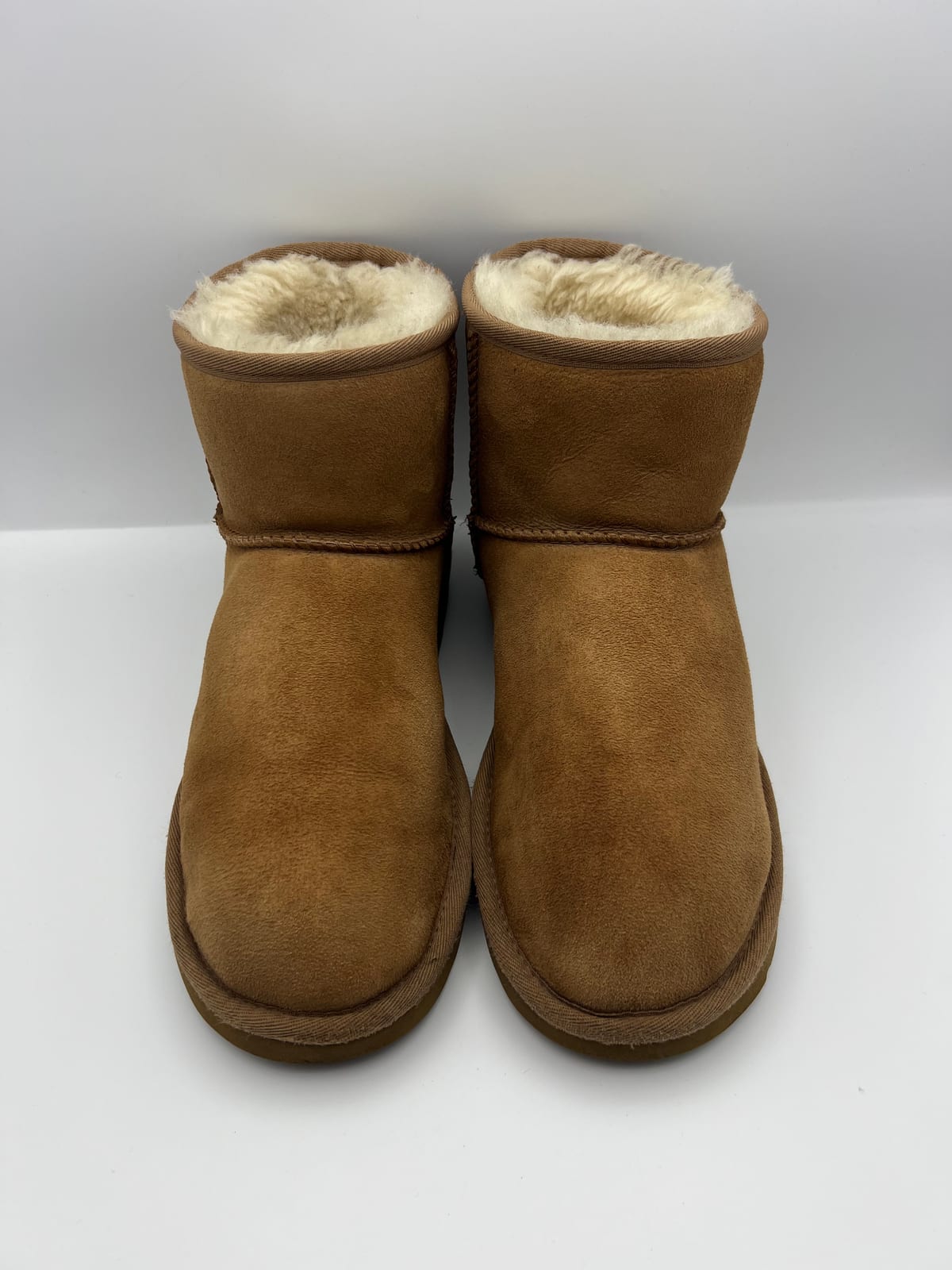 UGG Classic Mini : détachage après les soins dans notre atelier