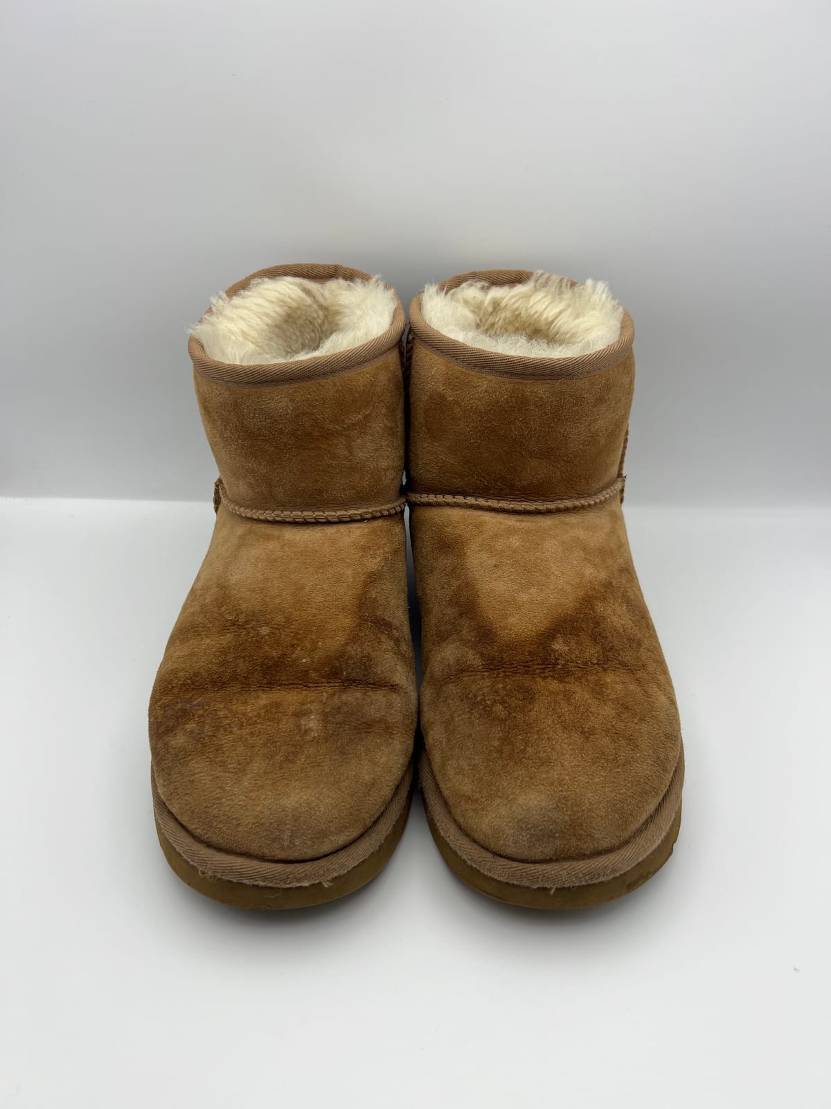 UGG Classic Mini : détachage avant les soins dans notre atelier
