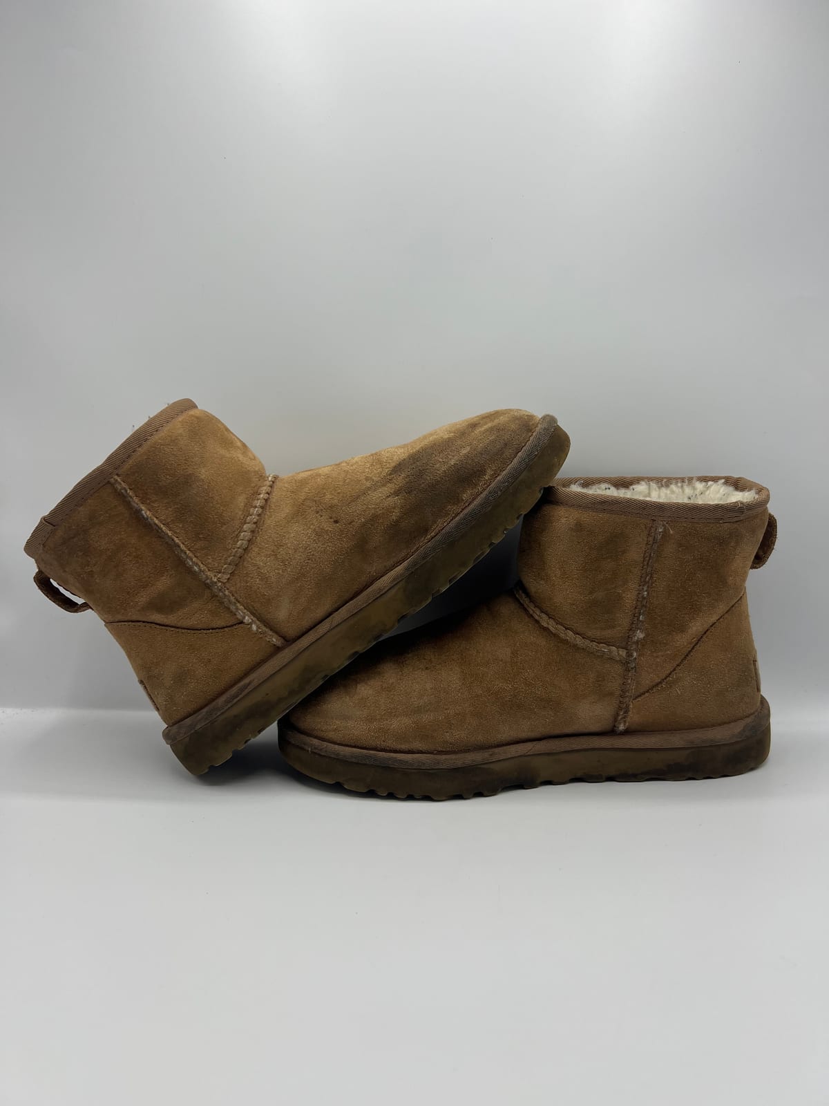 UGG Classic Mini : entretien du daim avant les soins dans notre atelier
