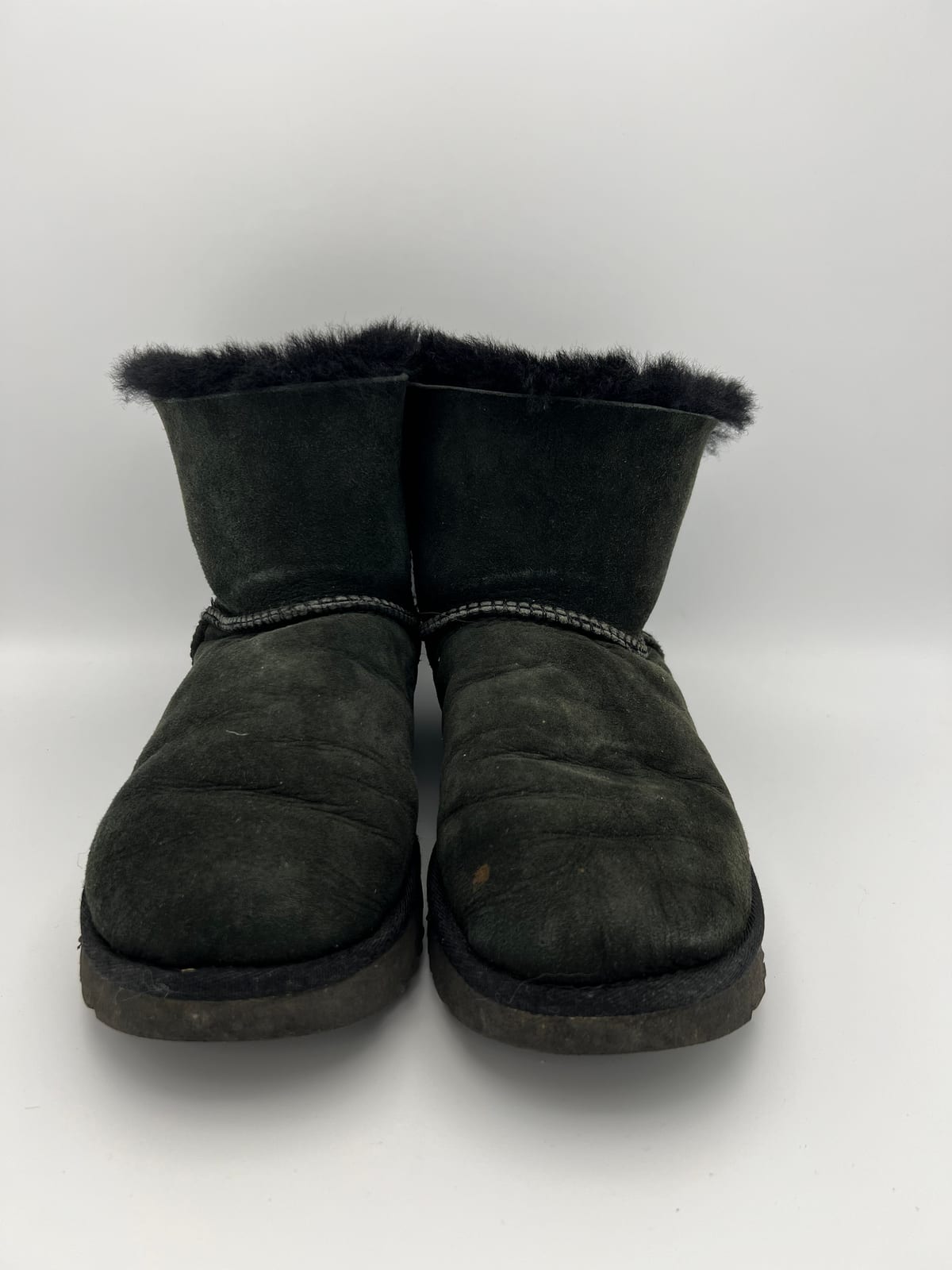 UGG Classic Mini noire avant nettoyage dans notre atelier