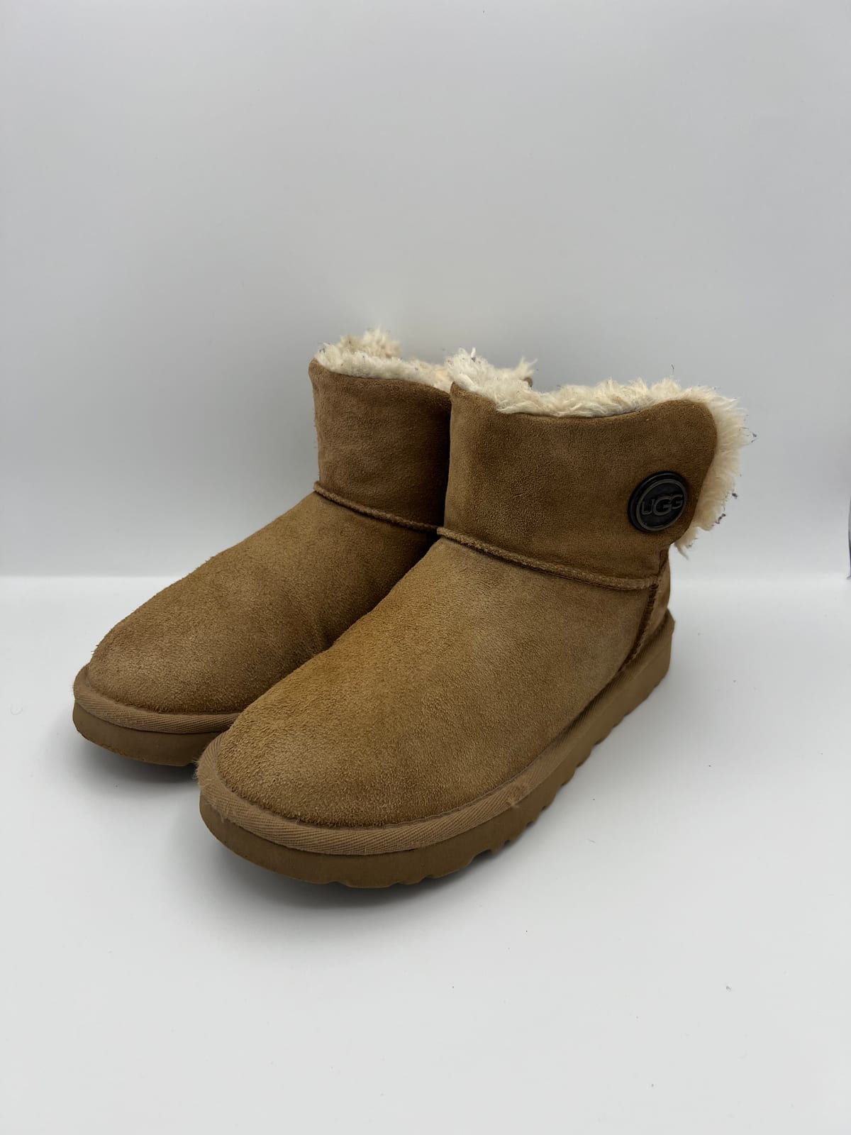 UGG Bailey Button après nettoyage et rénovation dans notre atelier