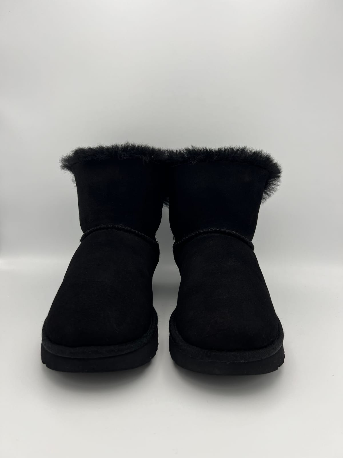 UGG Classic Mini noire après nettoyage et rénovation dans notre atelier