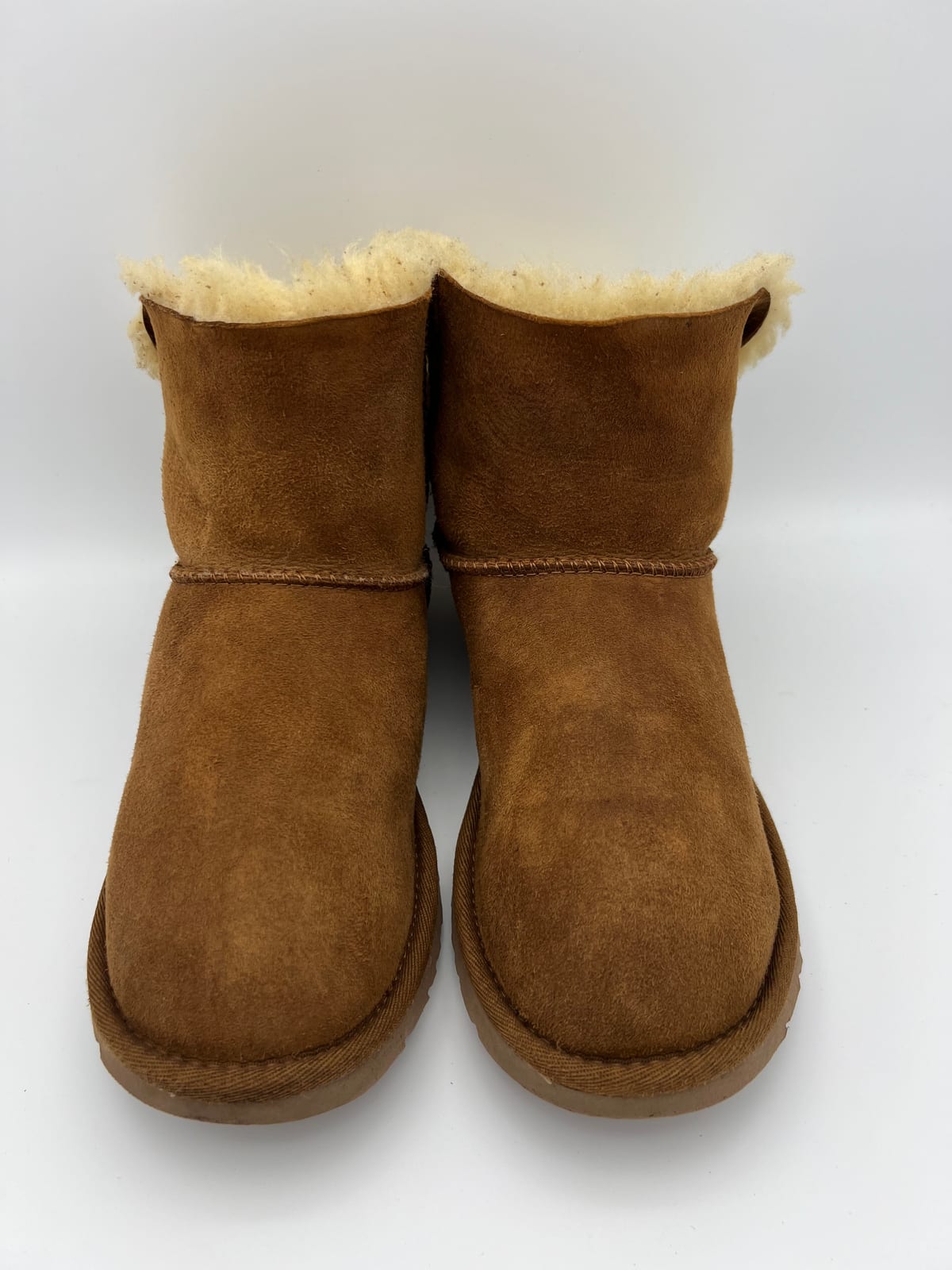 UGG Classic Short après nettoyage et rénovation dans notre atelier