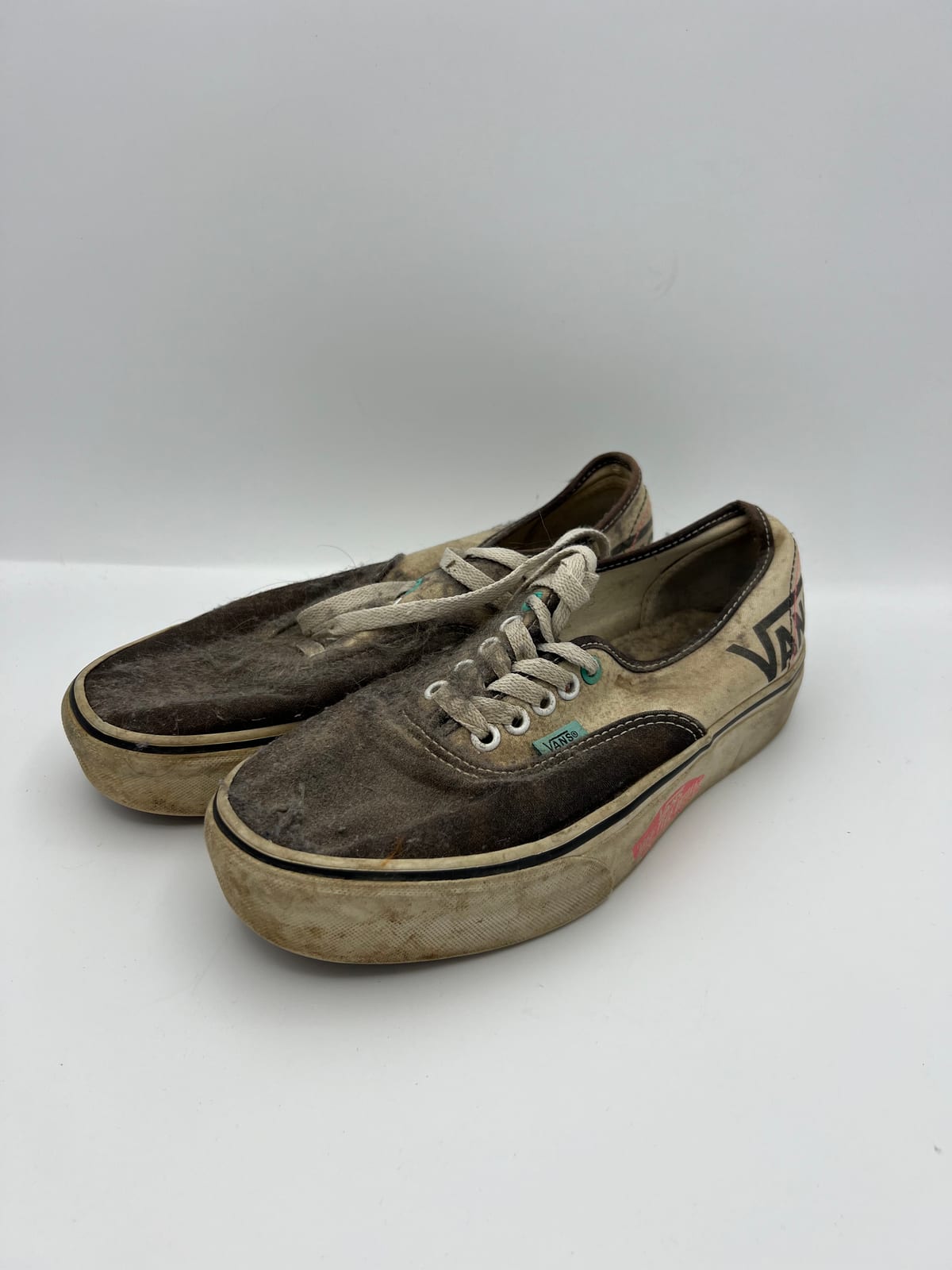 Vans Authentic noires et beige avant les soins, avec des matières, des lacets et des semelles encrassés